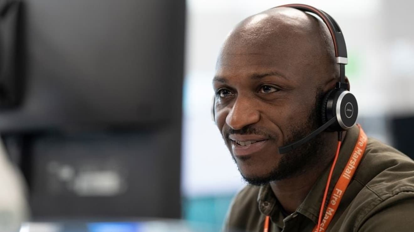 Customer services representative on the phone to a Priority Services customer