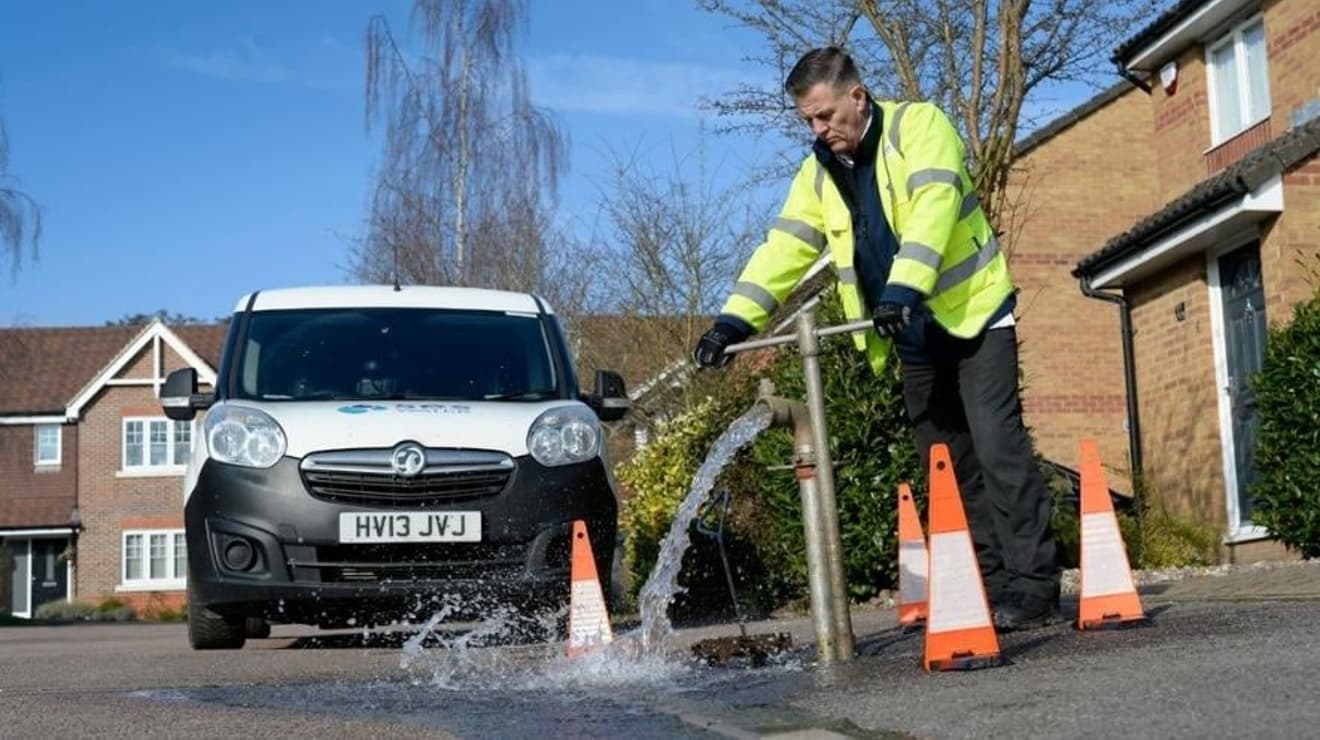 SES engineer fixing a leak in the street