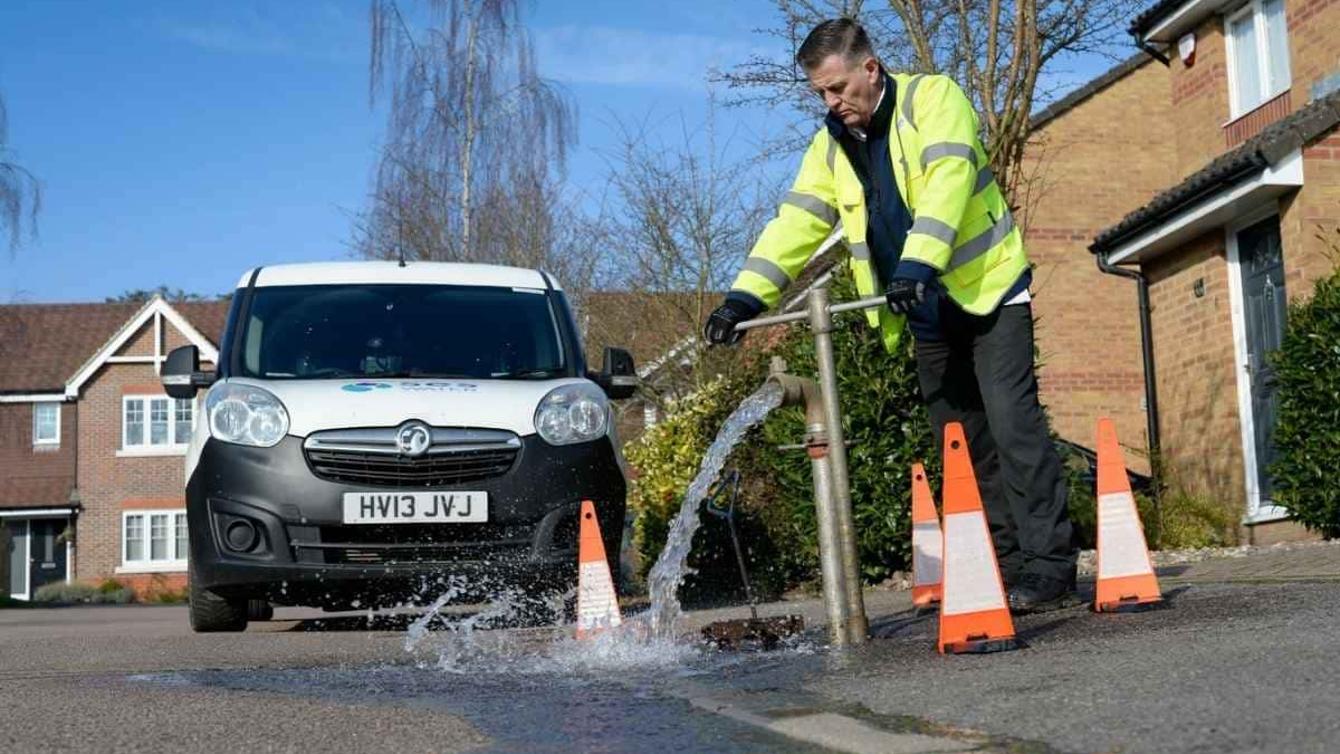 Report a leak in the road image